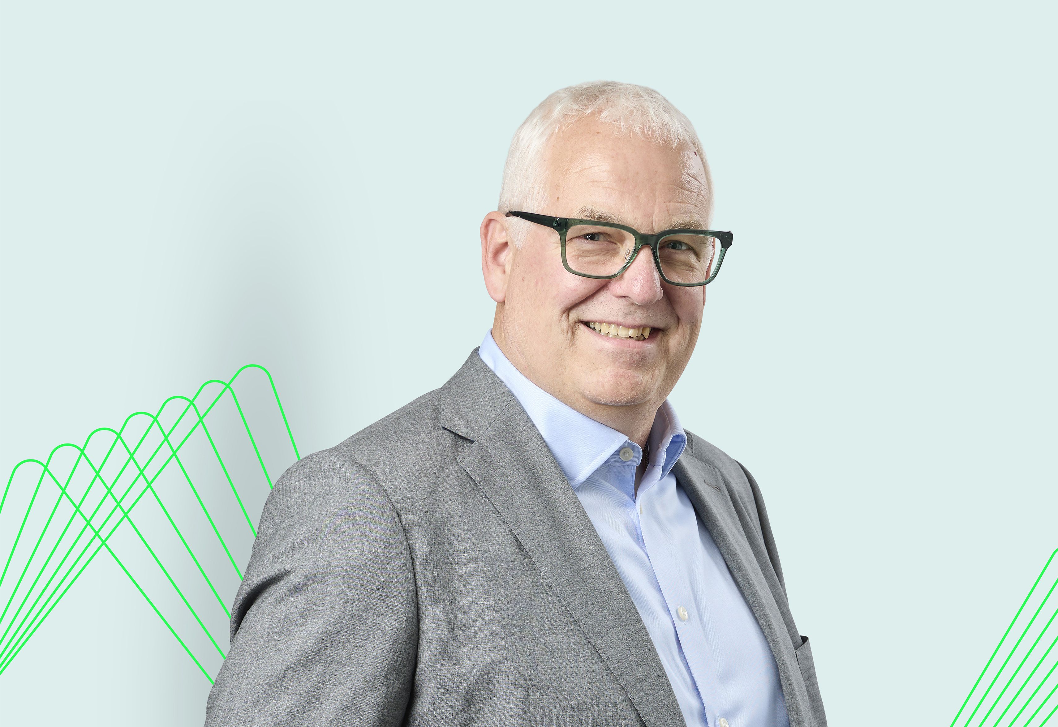John Thomsen på grøn baggrund
