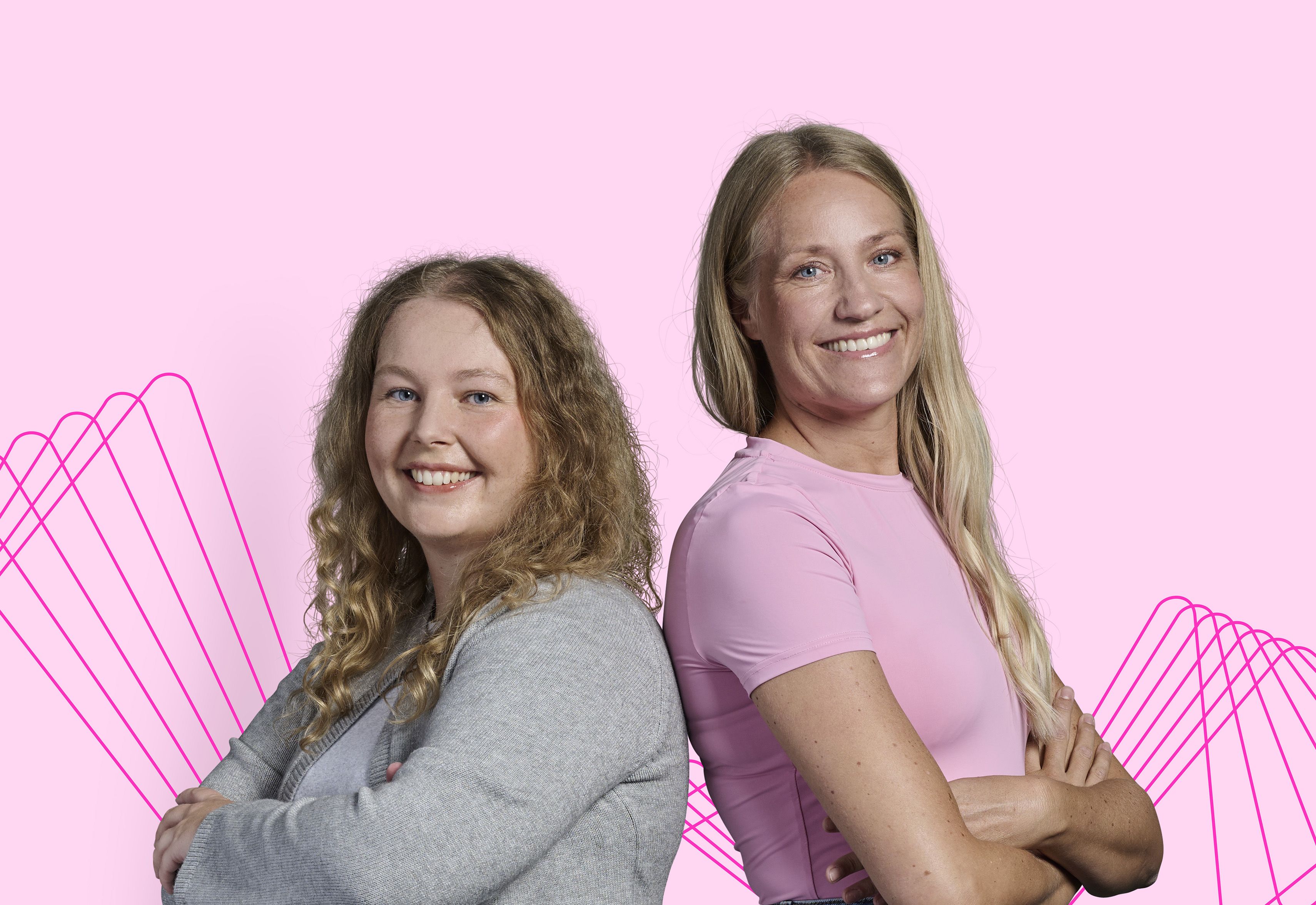 To kollegaer, der står ryg mod ryg, smilende mod kameraet, med lyserøde elektriske bølger i baggrunden.