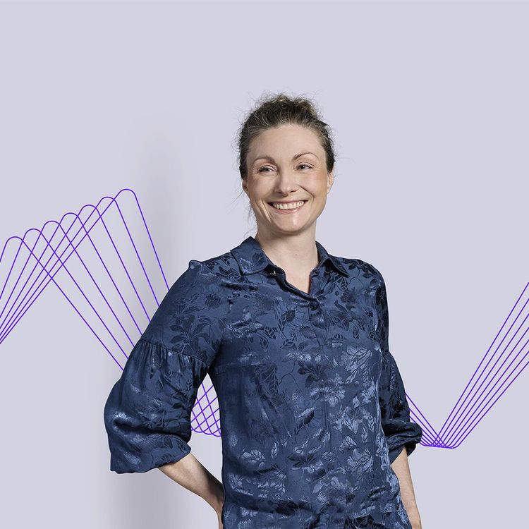 Smilende kvindelig ansat med lilla elektriske bølger i baggrunden.