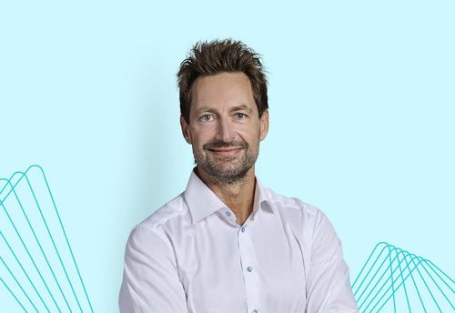 Alex Østergaard Lorenzen på blå baggrund