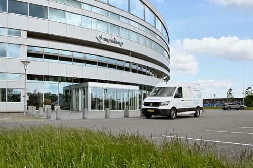 Virksomhedens hovedkontor med firmabil parkeret foran.