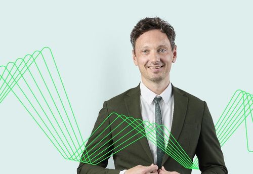 Daniel Skovsbo Erichsen på grøn baggrund