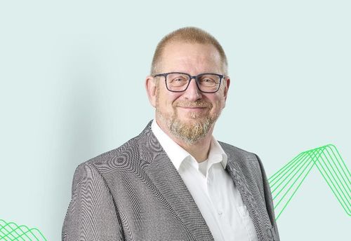 Jørgen Holt Clemmensen på grøn baggrund