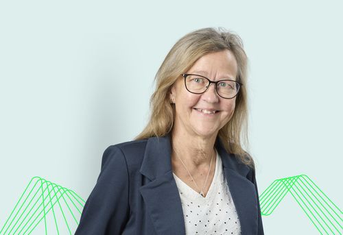 Jytte Rabæk Schmidt på grøn baggrund