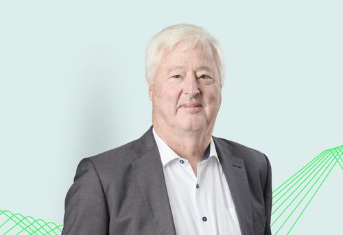 Peder Ø Andreasen på grøn baggrund
