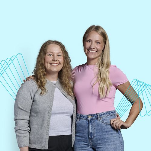 To kolleger, der står tæt sammen med smil og venskabelige arme om hinanden, med elektriske blå bølger i baggrunden.