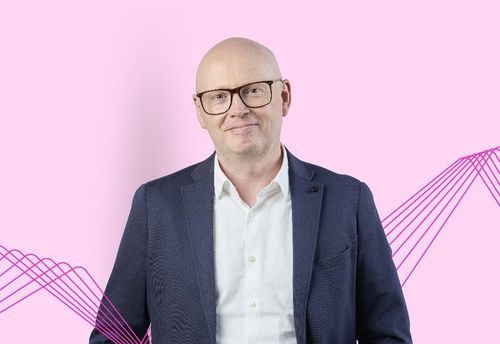 Uffe Dalsgaard på lyserød baggrund